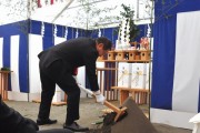 鍬入れをする竹中会長