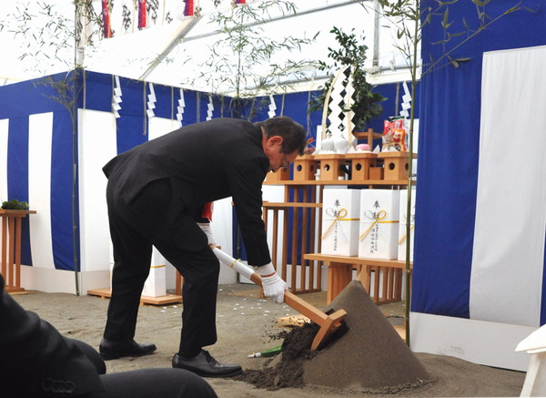 鍬入れをする竹中会長