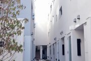 2棟の建物に囲まれた道路