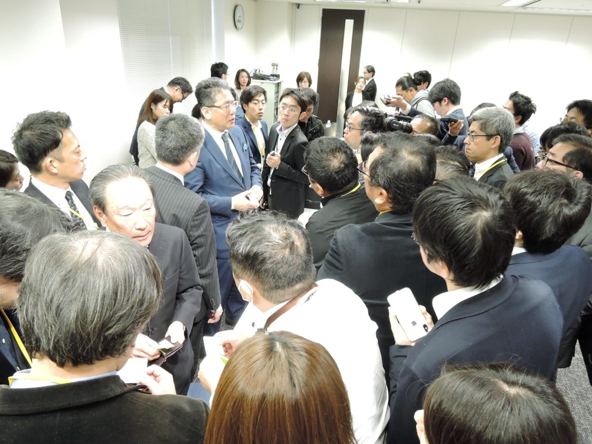記者会見後、報道関係者に囲まれる瀬戸氏（右）と川本氏