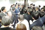 記者会見後、報道関係者に囲まれる瀬戸氏（右）と川本氏