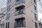 植栽豊かなホテルの外観