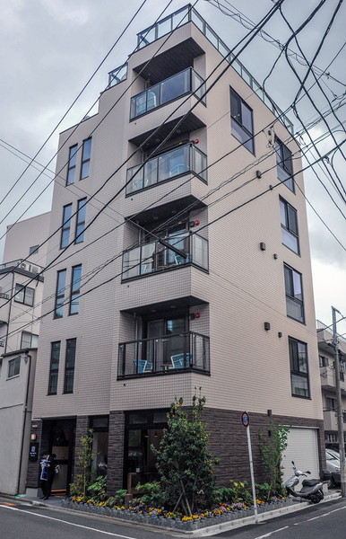 植栽豊かなホテルの外観