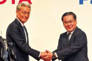 両社の代表ががっちり握手