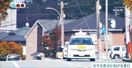 自動運転車が団地内の交差点を走る