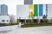 販売センターの外観