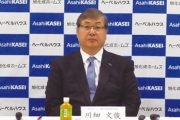 会見に臨む3社長