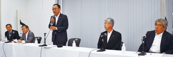 芳井会長が活動を報告