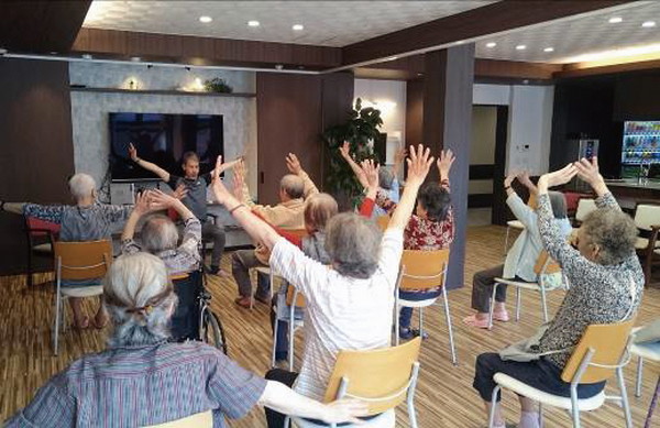 「椅子空手」を実演中