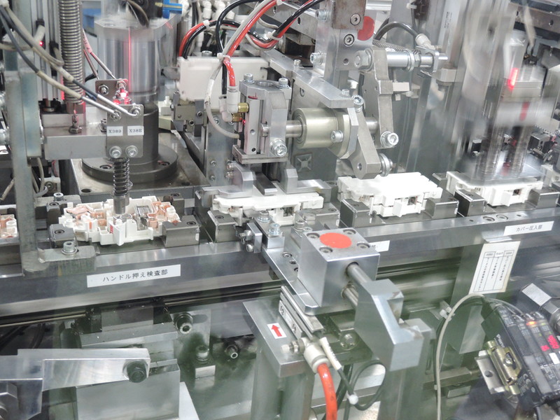 分電盤生産の様子