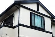 雨戸のない２階の窓に養生テープ