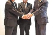 中央が荻原正康社長