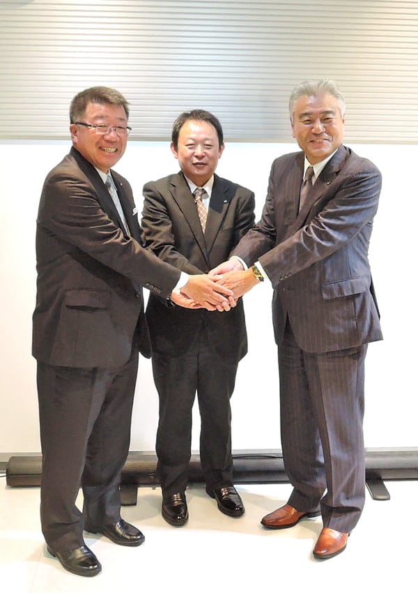 中央が荻原正康社長