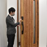 YKKAP、顔認証採用「新スマートドア」発売=レク付説明会行いアピール