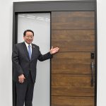 YKKAP・LIXIL、新築木造用玄関ドアの新製品=YKKAP「M30 顔認証自動ドア」、LIXILフラッグシップモデル「XE」